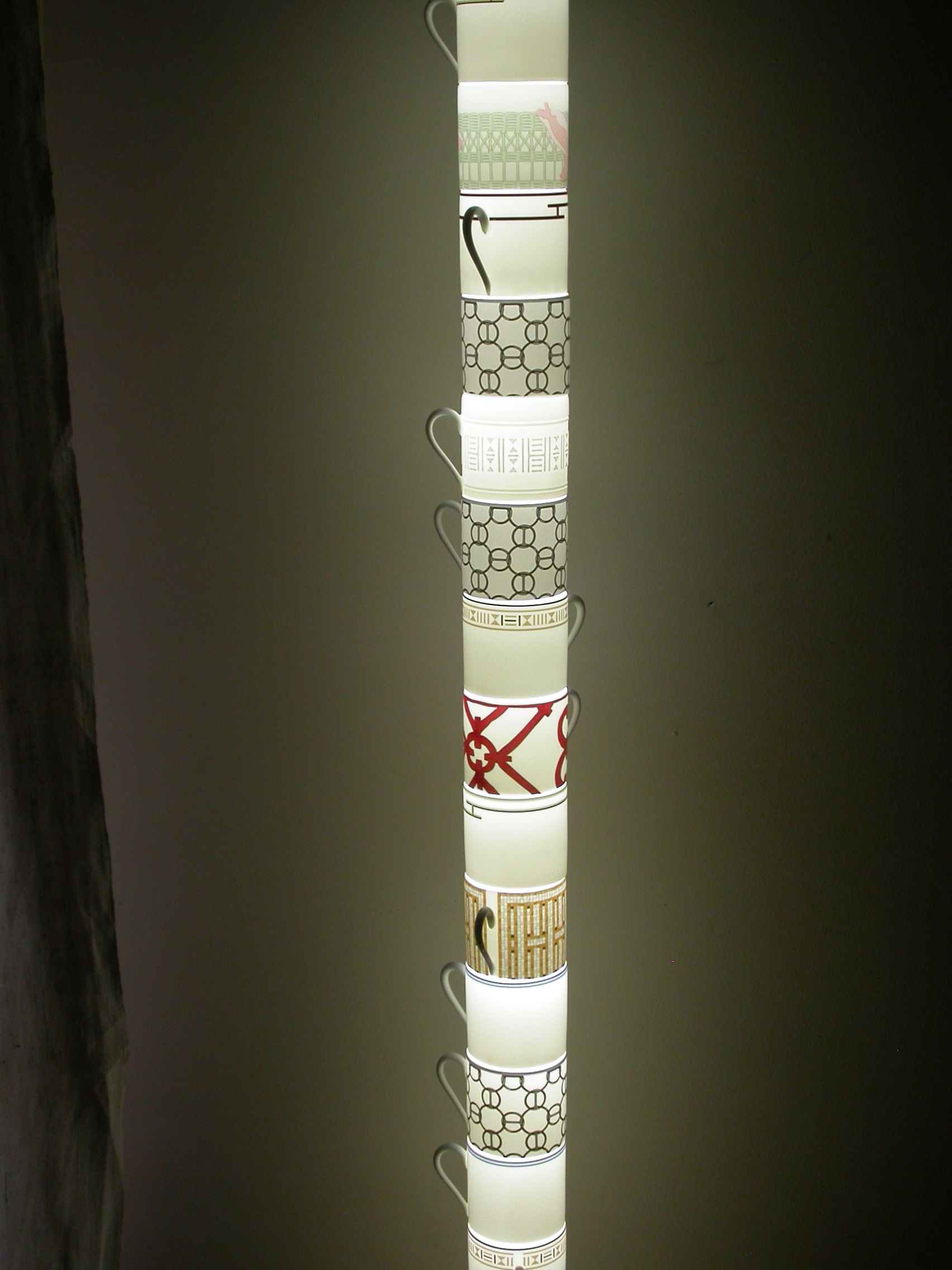 Colonne lumineuse de tasses à café